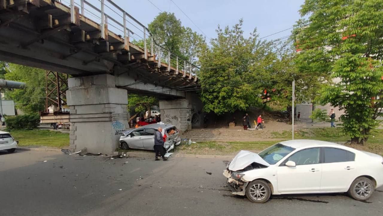 В пьяном ДТП в Приморье пострадали 4 человека, в том числе двое детей В вечернее время 1 июня 2025 года водитель Mazda Axela, будучи в состоянии опьянения, двигался по улице Фадеева во Владивостоке. Не выдержав дистанцию, виновник аварии совершил столкновение с Nissan Note. От удара автомобиль отбросило на опору моста. В результате ДТП пострадали четыре человека, в том числе 6-летний мальчик и 12-летняя девочка.