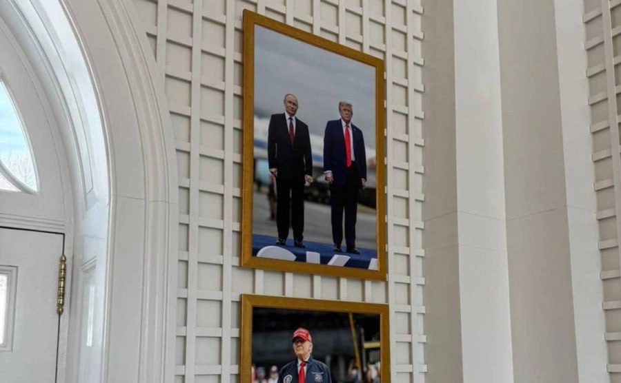 Дональд Трамп повесил в Белом доме фотографию с Владимиром Путиным на Аляске Снимок показала журналистка PBS Элизабет Лэндерс На фотографии политики стоят рядом в костюмах на фоне самолета Ниже висит еще один снимок на котором изображены Дональд Трамп и его внучка Задонатить через бота Patreon