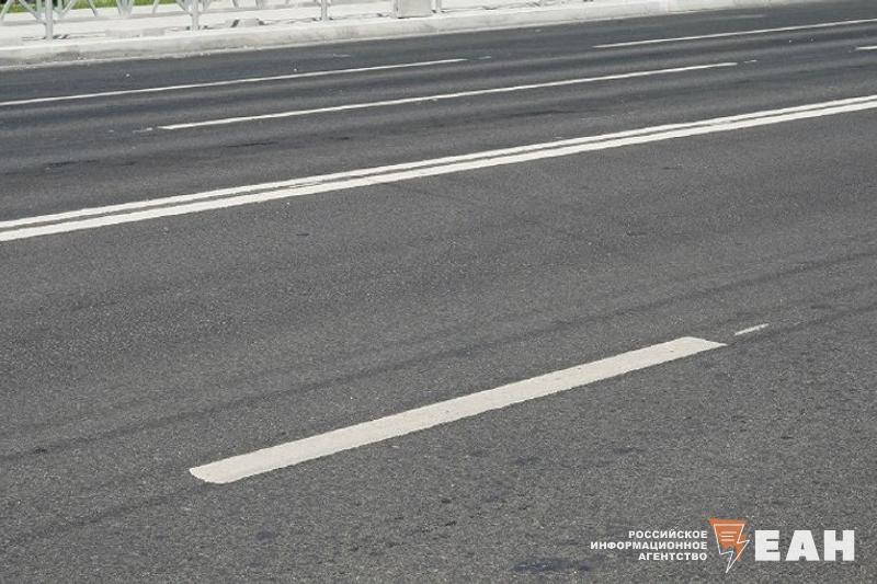 Возле Еманжелинска открыто рабочее движение по четырем полосам расширенного участка федеральной трассы А 310 Теперь в районе Кленовки и Борисовки автомобили могут ехать по четырем полосам а не по двум как было раньше Чуть дальше от этого отрезка открыли разворотную петлю На расширенной части дороги идут работы по благоустройству из за этого пока там разрешена скорость не более 60км ч Полностью сдать в эксплуатацию расширенную дорогу планируют до конца 2026 года Четырехполосным станет часть трассы до поворота на Синий Бор Подписаться на канал ЕАН Челябинск