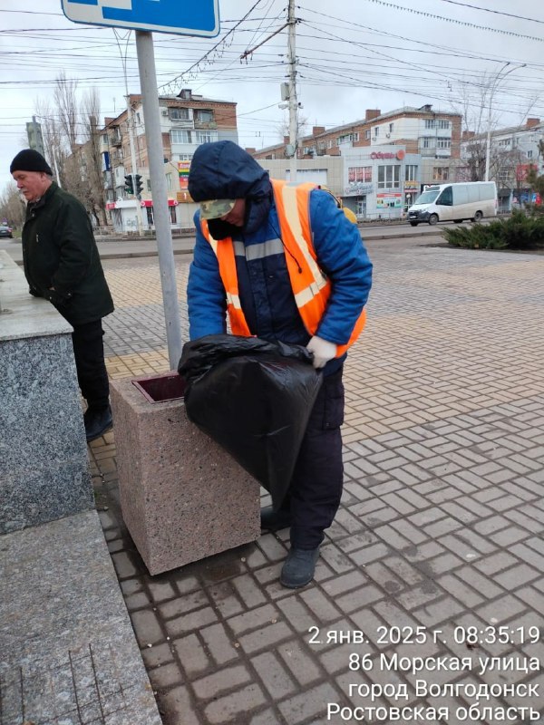 После обращения в «Блокнот» сотрудники ДСиГХ восстановили поломанные ступеньки на подземном переходе возле вокзала.  Подрядная организация «Созидатель» устранила проблему сломанной ступени через несколько дней после прошедшего праздника. Помимо этого, сотрудники Департамента строительства и городского хозяйства провели очистку территории от мусора.   ‍ Работа  Авто    Глэмпинг   Новый год