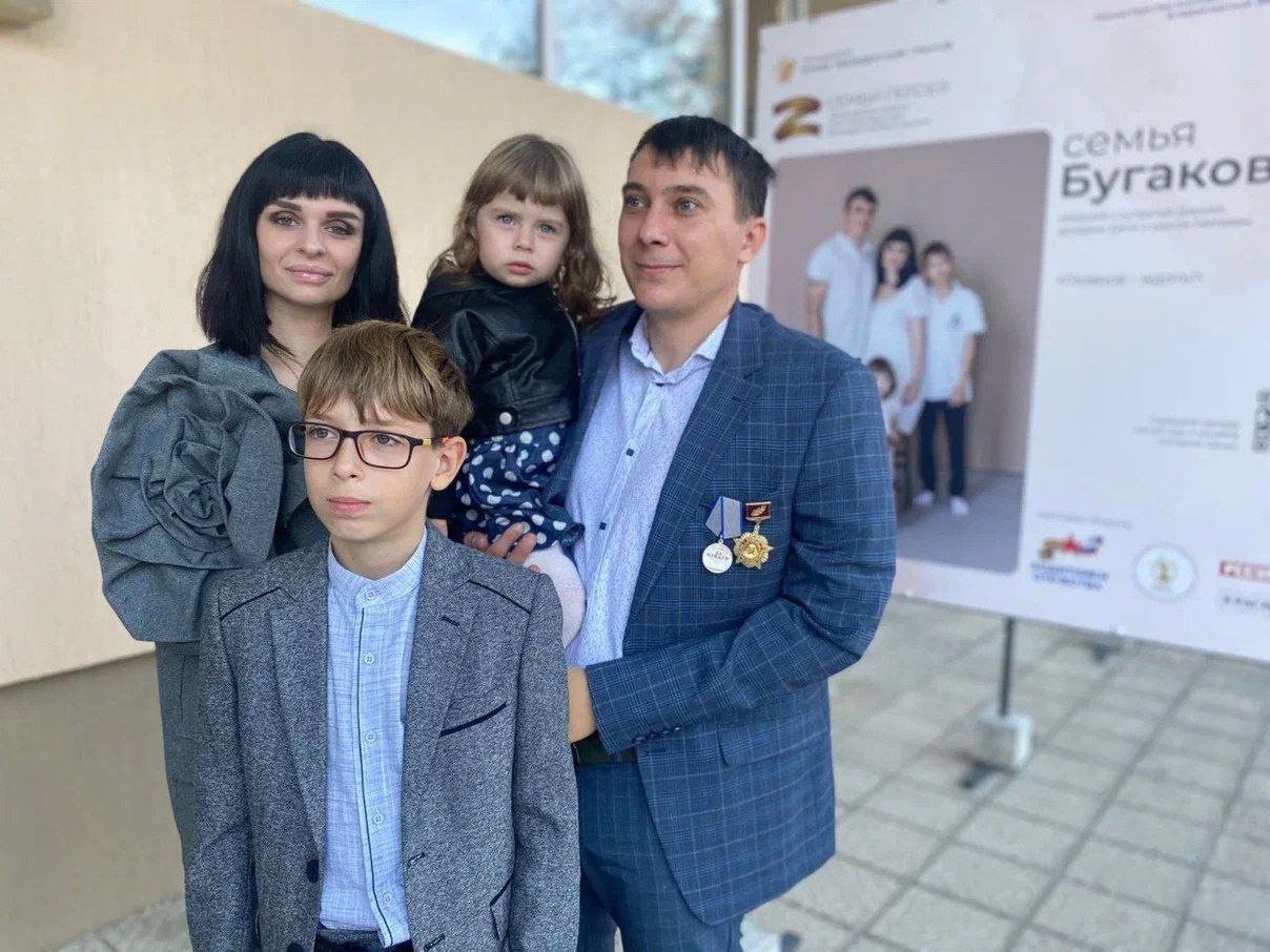 С 25 по 29 июля в Казани пройдут соревнования по профмастерству «Абилимпикс». По итогам состязаний по 15 компетенциям будут отобраны 75 финалистов, которые выступят в финале чемпионата в октябре 2025 года. Для конкурсантов предусмотрена деловая программа, профориентационные, экскурсионные и спортивные мероприятия. Владимирскую область будет представлять в том числе ветеран специальной военной операции Николай Бугаков. Николай служил по контракту, получил тяжелое ранение, в результате которого потерял руку. Пройдя реабилитацию в Фонде «Защитники Отечества», Николай получил новую специальность и сейчас работает руководителем Центра практической подготовки беспилотных авиасистем в Ковровском колледже. В чемпионате «Абилимпикс» он будет выступать в категории «Оператор БПЛА». Удачи, Николай, ждем с победой!!