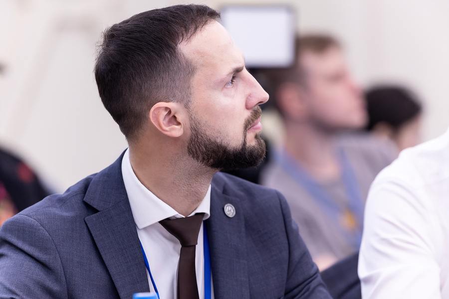 Вечерний : мокрые споры, отмена ареста и газировки 90-х Дело бывшего генерального директора Фонда капитального ремонта Олега Туркина получило неожиданное развитие — суд решил отпустить его из-под домашнего ареста, под которым Туркин провел почти год. Обвиняемого в растрате главу ФКР арестовали 26 июня 2024 года — с того времени ему неоднократно продлевали домашний арест. В этот раз следствие вновь попросило продлить арест ещё на три месяца, мотивируя это сложностью дела и необходимостью дополнительных действий. Защита в свою очередь возразила и указала на то, что основания для домашнего ареста отпали. Суд согласился с доводами защиты: расследование завершено, а тяжесть обвинения сама по себе не является основанием для продления ареста. Кроме того, суд посчитал возможным применение более мягкой меры пресечения. Постановлением от 17 июня в удовлетворении ходатайства следователя было отказано решение пока в законную силу не вступило . В свою очередь отметим, что несмотря на то, что обязанности Туркина на данный момент исполняет заместитель генерального директора по производственным вопросам Наталья Сергеева, на сайте регионального ФКР обвиняемый по-прежнему значится как гендиректор. Об этой и других новостях среды читайте по ссылке.
