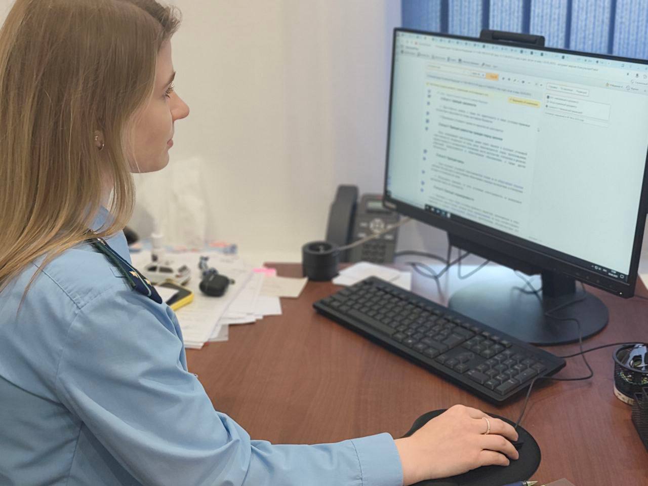 В г. Стрежевом Томской области по постановлению прокуратуры работодатель оштрафован за коррупционное правонарушение Прокуратура г. Стрежевого Томской области провела проверку исполнения законодательства о противодействии коррупции. Установлено, что в ноябре 2024 года бывший сотрудник службы судебных приставов устроился на работу в коммерческую организацию на должность специалиста по технике безопасности. Однако работодатель в установленный законом 10-дневный срок не сообщил о новом сотруднике по последнему месту его службы. Прокуратура внесла представление, а также возбудила дело об административном правонарушении по ст. 19.29 КоАП РФ незаконное привлечение к трудовой деятельности бывшего государственного служащего . В результате прокурорского вмешательства нарушение устранено, виновный привлечен к административной ответственности в виде штрафа в размере 20 тыс. рублей.