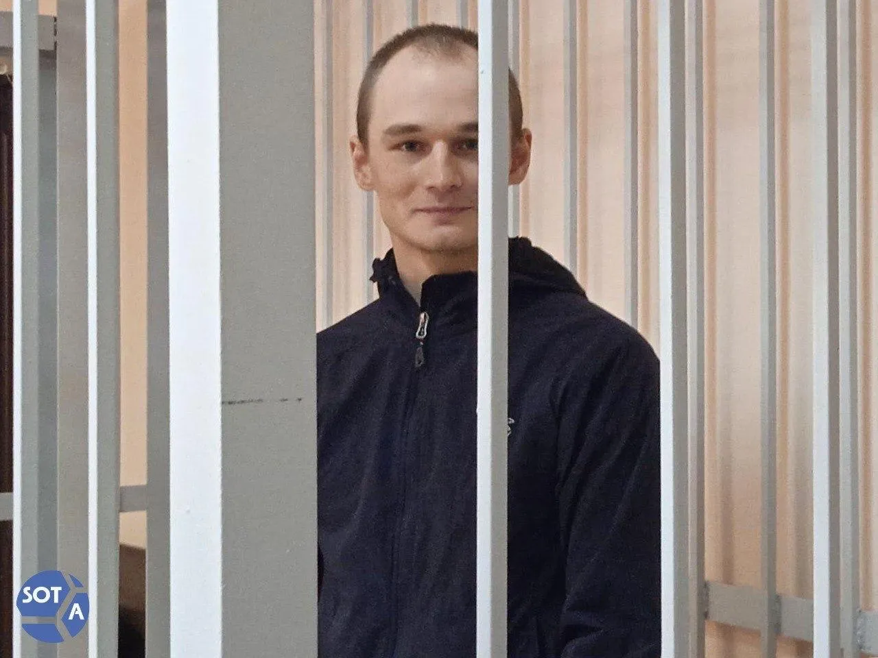 Доказательства угроз и применения насилия отсутствуют Прокуратура не обнаружила нарушений прав Азата Мифтахова в колонии Прокурор Михаил Митяев ответил на заявление защитника Азата Мифтахова о пытках в ИК 18 Полярная сова в поселке Харп сообщили в группе поддержки политзаключенного В конце апреля Мифтахов сообщил что после этапирования в колонию его били молотком пытали током и угрожали сексуализированным насилием По его словам в экзекуциях участвовали как заключенные сотрудничающие с администрацией так и сотрудники ФСИН В ответе прокуратуры утверждается что сотрудники ведомства изучили медицинские документы получили объяснения от осужденных и сотрудников колонии а также просмотрели записи со стационарных камер видеонаблюдения и переносных видеорегистраторов Фактов сокрытия или удаления видеозаписей не имелось Телесных повреждений на поверхности тела не установлено Нарушений уголовно исполнительного законодательства в том числе прав осужденного не выявлено Объективные доказательства высказывания в адрес Мифтахова А Ф угроз и применения к нему насилия отсутствуют говорится в ответе прокурора Мифтахов подтвердил что медосвидетельствование его тела действительно проводилось но только через две недели после совершения пыток Заключенный также давал подробные пояснения того что произошло с ним 21 апреля однако прокурор в своем ответе об этом ни слова не упомянул Близкие Мифтахова отмечают что прокурор Михаил Митяев вероятно работал на этой должности и в 2024 году и тогда также не нашел нарушений прав на личную безопасность в отношении Алексея Навального Фото архив SOTAvision