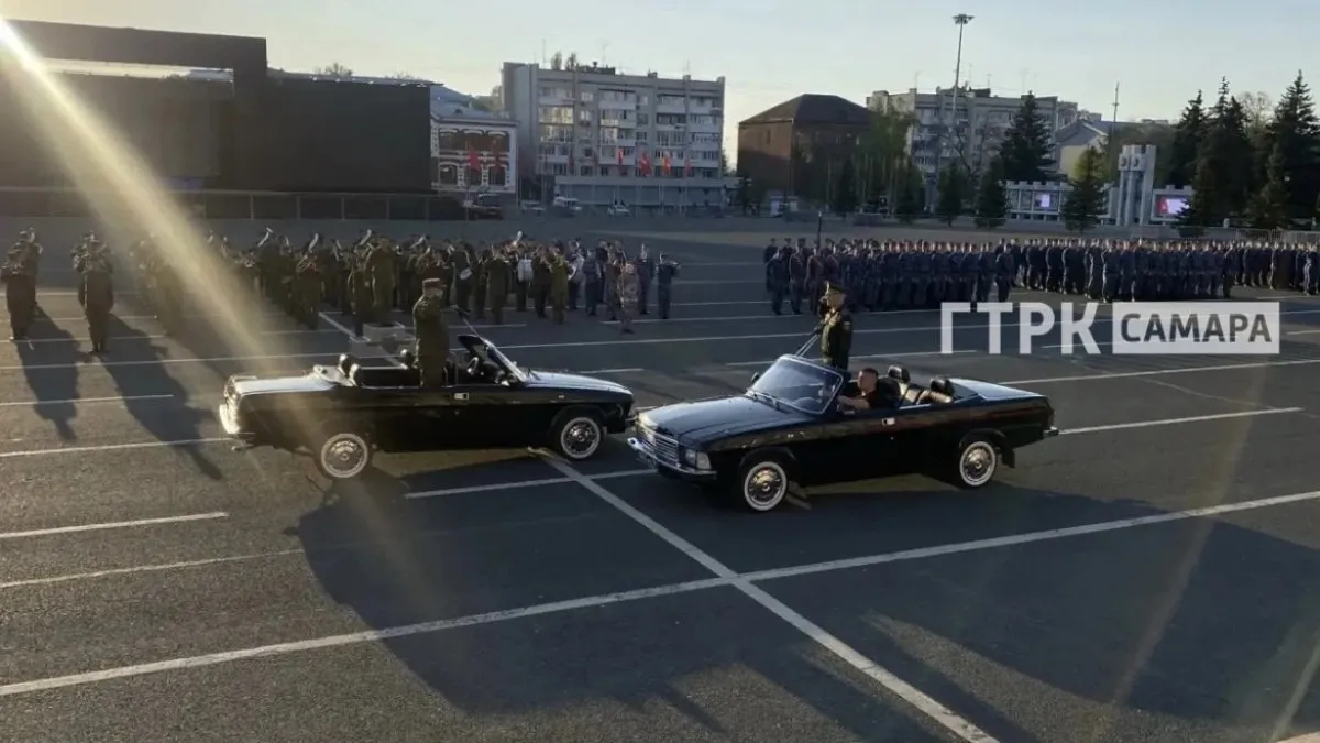 В Самарской области пройдут торжественные мероприятия в честь 81 й годовщины Победы в Великой Отечественной войне В Самарской области пройдут торжественные и памятные мероприятия в честь 81 й годовщины Победы в Великой Отечественной войне 1941 1945 годов Однако в связи с текущей оперативной обстановкой террористической активностью киевского режима и в целях обеспечения безопасности жителей их количество будет сокращено День Победы один из главных наших праздников к которому мы трепетно относимся Сам военный парад в Самаре состоится в любом случае Но в этом году вынужденно будут введены существенные ограничения с точки зрения его проведения а также сопутствующих акций и мероприятий Это связано исключительно с вопросами безопасности жителей подчеркнул губернатор Самарской области Вячеслав Федорищев во время оперативного совещания в Правительстве региона в понедельник 4 мая 7 мая на площади Славы в Самаре будет работать выставка архивных документов площадки по плетению маскировочных сетей и Письмо солдату 9 мая в областной столице состоится Парад Победы В этом году по площади Куйбышева пройдет только пешая колонна военнослужащих Волжских казаков сотрудников правоохранительных органов и студентов военных кафедр В торжественном марше примут участие 18 парадных расчетов Подробнее уже на нашем сайте ГТРК Самара MAX lВК lОК lСАЙТ
