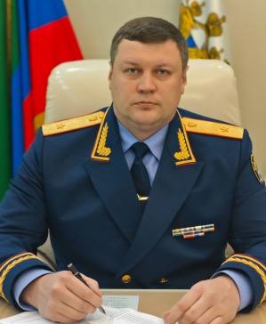 По данным источника ЧЕСТНОГО ДЕТЕКТИВА, Дмитрий Беляев  на фото  возглавил Главное следственное управление СК РФ по Москве.     До этого генерал-майор юстиции руководил СУ СК РФ по Республике Дагестан. Это же следственное управление в 2013-2017 годах возглавлял Эдуард Кабурнеев. Сейчас он занимает пост Первого заместителя Председателя СК РФ.