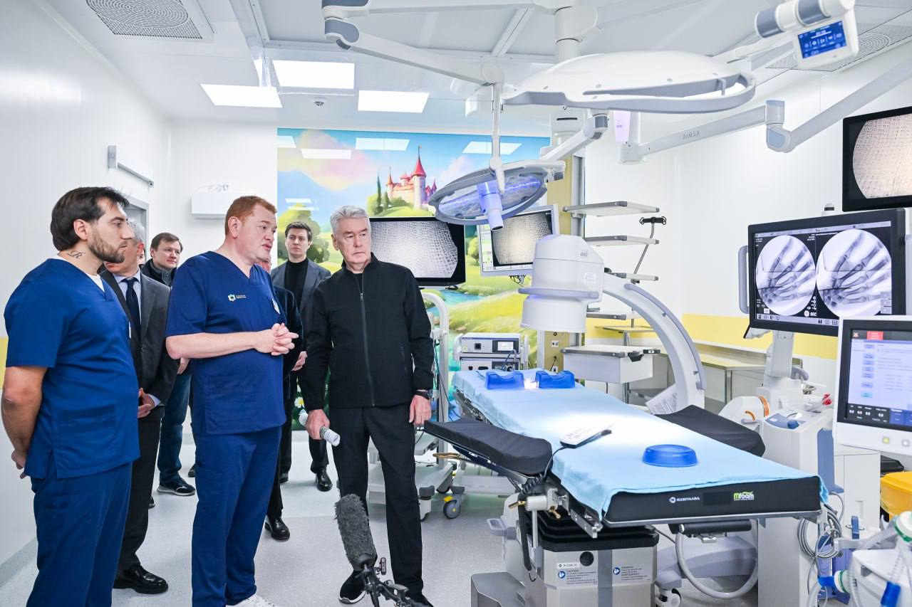 В Международном медицинском кластере в Сколково завершилось строительство Центра хронических болезней Медскан Golden Care Клиника Golden Care площадью 14 3 тыс кв м рассчитанная на 126 коек стала третьим корпусом израильского медицинского комплекса и дополнила клинико диагностический и терапевтический блоки Медицинские услуги охватывают гериатрию реабилитацию паллиативную помощь а также лечение сложных хронических заболеваний включая детские 12 декабря Центр хронических болезней осмотрел мэр Москвы Сергей Собянин отметив его значимость для развития высокотехнологичной медицинской инфраструктуры и обмена современными клиническими практиками Благодарю мэра Москвы и коллег за внимание к проекту и совместную работу Такие шаги помогают трансформировать здравоохранение и повышать качество медицинской помощи людям с хроническими заболеваниями комментирует Евгений Туголуков акционер ГК Медскан Запуск Медскан Golden Care логичное продолжение стратегии по развитию Платформы Медскан и укрепление позиционирования как оператора интегрированной медицинской инфраструктуры