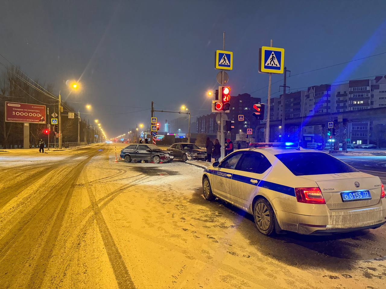 Два "бесправника" встретились вчера вечером  в Тюмени. В результате пострадали 3 человека, в том числе ребенок.   ВАЗ21113  и "Шкода" столкнулись в одиннадцатом часу вечера на перекрестке улиц Широтной и Олимпийской. Предварительно, 24-летний водитель "Шкоды" , поворачивая, не пропустил "Ладу", ехавшую в прямом направлении.   Ранения получили водитель и 21-летний пассажир"Шкоды", а также  4-летний  пассажир "Лады", мальчик перевозился в бустере, который не соответствует его весу и росту, у него ушиб. Решается вопрос о привлечении папы=водителя к административной ответственности за нарушение правил перевозки детей.  Оба водителя не имеют права управления транспортными  средствами.   Обстоятельства ДТП выясняются.