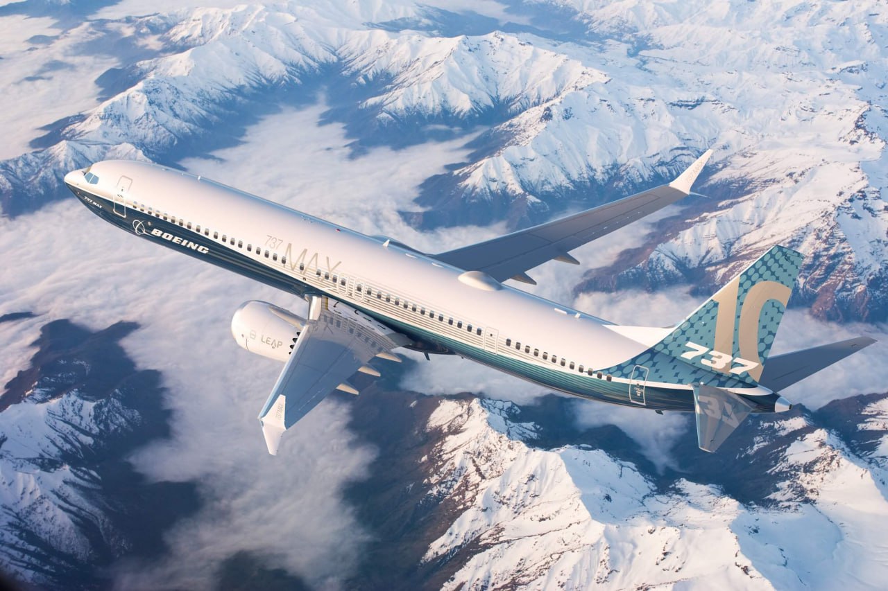Вновь откладывается сертификация Boeing 737 MAX 7 и MAX 10. Концерн пока не доперепроектировал противообледененительную систему двигателей. Даже прочесть такое сложно, а уж сделать... Система недопустимо нагревает двигатели. На самолеты уже плюнули и купили что-то другое например, Airbus несколько важных клиентов-авиакомпаний. Что для Боинга стало убытками, по некоторым данным более, чем на 1 млрд $.