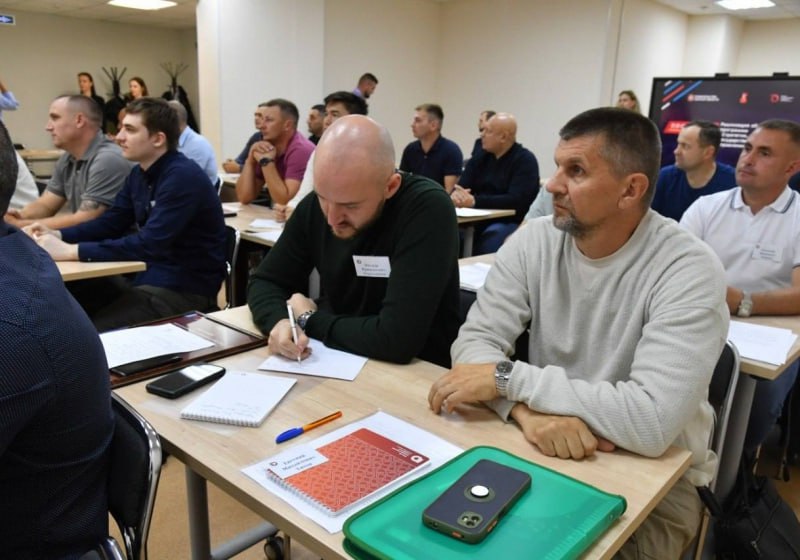 В Омской области к гражданской карьере готовят ветеранов СВО В регионе продолжается реализация кадрового проекта ПРОдвижение ГЕРОЕВ направленного на профессиональную адаптацию ветеранов специальной военной операции Об этом сообщил губернатор Омской области Виталий Хоценко Ключевым элементом программы стал образовательный модуль по экономике и финансам разработанный экспертами ОмГУ им Ф М Достоевского и РАНХиГС Сейчас обучение проходят 33 финалиста проекта По словам главы региона полученные компетенции помогут участникам работать в органах власти на предприятиях и в общественных организациях формируя кадровый резерв Омской области и вовлекая ветеранов в социально экономическое развитие региона