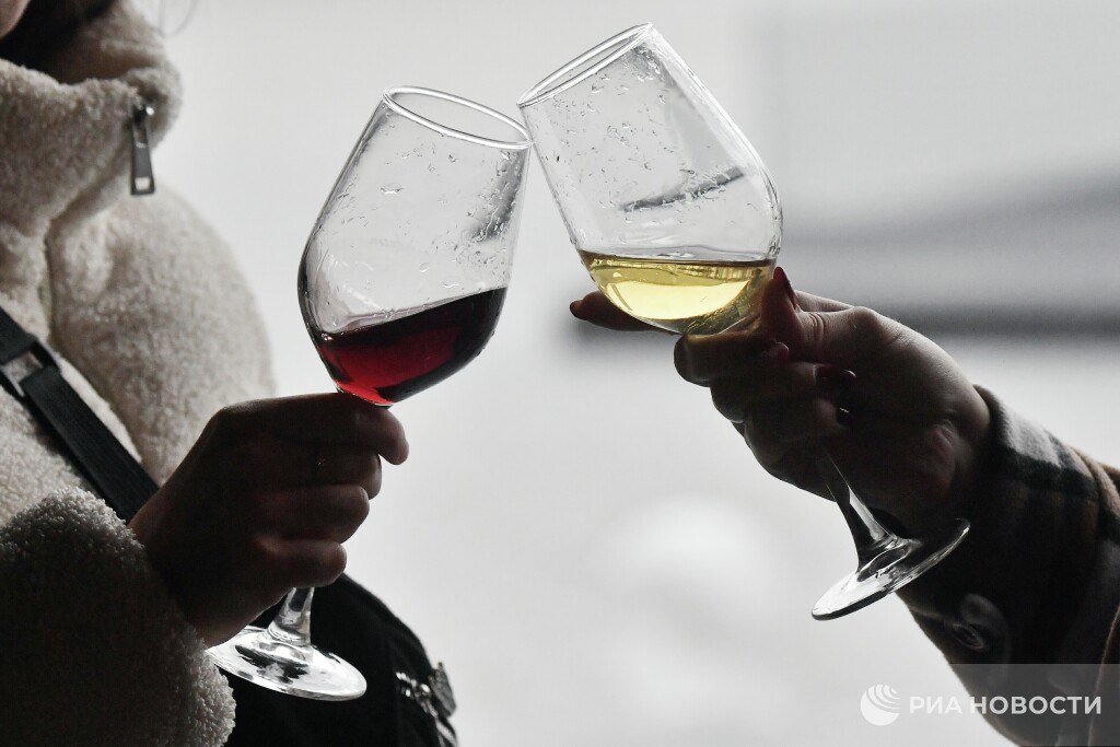 Потребление алкоголя в России сократилось до минимума за почти 30 лет Особенно серьёзные подвижки фиксируют в этом году с апреля по ноябрь потребление упало с 8 32 до 7 63 литра на душу населения Подписаться на РИА Новости