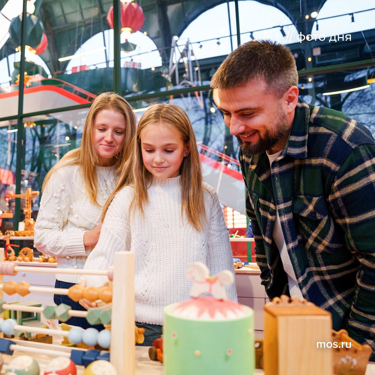 Москвичей приглашают на бесплатные мастер классы для взрослых и детей которые пройдут в арт павильоне Фабрика подарков на Болотной площади Время его работы с 10 00 до 22 00 со вторника по пятницу и с 9 00 до 22 00 в выходные Расписание мероприятий можно найти на сайте Москва в объективе