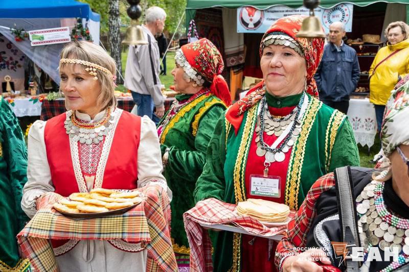 Фестиваль, посвященный единству народов России, пройдет в Екатеринбурге    Всероссийский фестиваль «Россия - Дом народов» будет популяризировать традиционные ценности и сохранение исторической памяти. Мероприятия пройдут, как заявил врио губернатора Денис Паслер, в 2026 году. Параллельно с ними состоится фестиваль «Движение» и Международный женский форум.