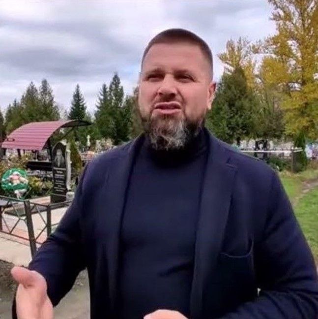В Ракитянском районе при атаке дрона на автомобиль погиб глава Гончаровского сельсовета Суджанского района Курской области. По словам губернатора, беспилотник «нанёс целенаправленный удар» по автомобилю, в котором сидел Александр Гарквенко, на участке дороги в районе села Борисполье. От полученных ранений чиновник скончался на месте. Подписаться на «Пепел»