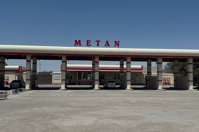 В Узбекистане вновь ограничивают работу метановых заправок С 8 января автомобильные газонаполнительные компрессорные станции в Узбекистане будут работать всего шесть часов в день с 10 00 до 16 00 Меры направлены на обеспечение стабильных поставок природного газа домохозяйствам и объектам социальной сферы В Ферганской долине режим работы АГНКС будет определяться по согласованию с хокимиятами с учетом давления газа В остальных регионах метановые заправки будут работать по графикам согласованным с местными хокимиятами