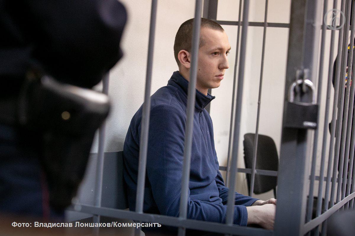 В Нижнем Тагиле суд отпустил по УДО сына полковника Росгвардии Владимира Васильева который стал виновником смертельного ДТП в Екатеринбурге произошедшем летом 2019 года сообщил Ъ Урал источник В результате аварии на месте скончались таксист Александр Трушков и его пассажир Виталий Никифоров В сентябре 2023 года Васильеву смягчили срок с 9 лет 3 месяцев до 8 лет 11 месяцев В ноябре 2024 года он уже просил освободить его по УДО но суд отказал ему в этом Подписывайтесь на Ъ Урал