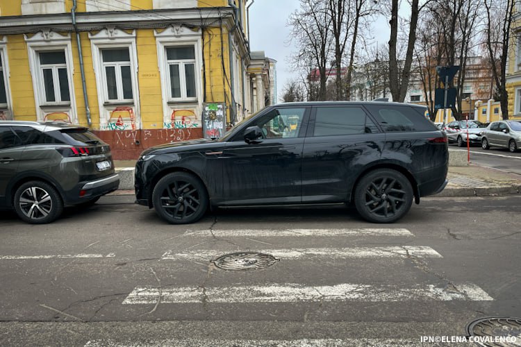 Неправильно припаркованные автомобили будут эвакуированы только в том случае, если они создают заторы  Неправильно припаркованные автомобили больше не будут забирать и увозить на специальную стоянку, если они не мешают другим автомобилям и пешеходам, в том числе лиц с ограниченными возможностями.   Также условием является то, что автомобили не должны располагаться на зебрах, на перекрестках или вблизи них. При этом, прежде чем отдать распоряжение об эвакуации, полицейский будет обязан позвонить владельцу незаконно припаркованного автомобиля. С данными предложениями по внесению изменений в закон выступила группа депутатов PAS.   Штрафы при этом никто не отменяет.    Держим в курсе.