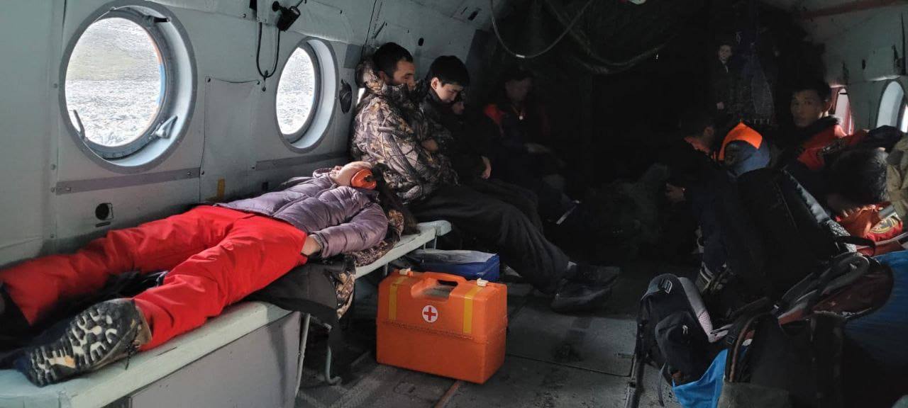  В Якутии с горы Победа эвакуировали одну из туристок Ночью 23 июля спасатели эвакуировали одну из туристок с горы Победа в Момском районе Якутии, сообщает Служба спасения республики. Женщина находилась в базовом лагере с травмами головы и груди. Её доставили в больницу в п. Усть-Нера Оймяконского района. Спасательная операция по эвакуации женщин, сорвавшихся с высоты на леднике Кюретер, продолжается. Решается вопрос о поднятии вертолета со спасателями-альпинистами. Гора Победа — высшая точка горной системы хребта Черского и северо-востока России. Её высота составляет 3003 метра, и она считается одной из самых технически сложных для зимнего восхождения вершин страны. Фото Службы спасения Якутии Все новости #Яестьновость Обсудить
