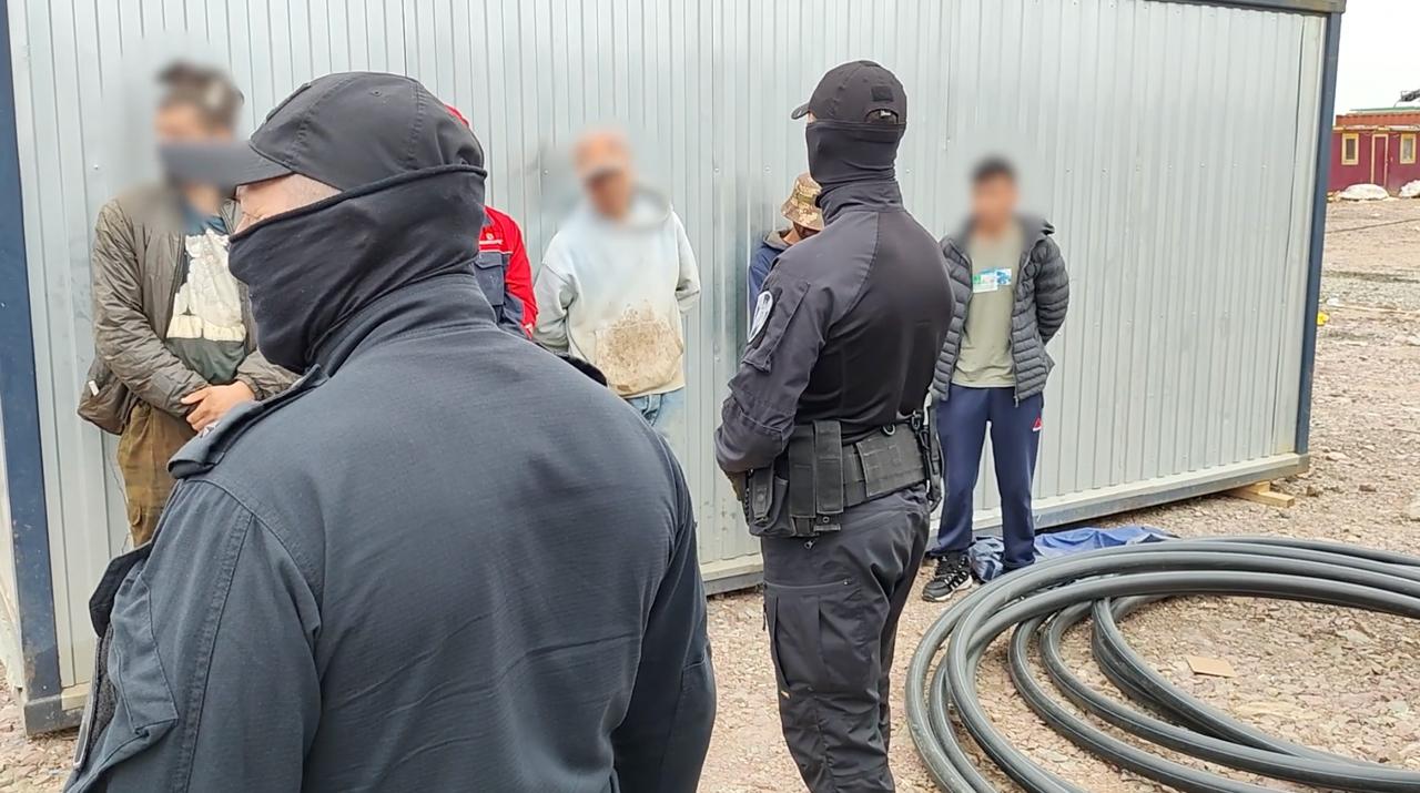 Из Челябинской области выдворили почти 350 мигрантов с начала года В Челябинской области стартовал очередной этап операции «Нелегальный мигрант». Полиция усилит контроль за иностранцами. Только с начала года выдворили почти 350 человек, большую часть из них — в принудительном порядке. — Принято 342 решения об административном выдворении иностранных граждан за пределы страны, в том числе 252 — в принудительном порядке, — подчеркнули в МВД. Полицейские пресекли почти пять тысяч административных нарушений, зафиксировали 568 преступлений в сфере миграции. Депортировали 24 освободившихся из колоний гастарбайтеров. На их счету — тяжкие преступления, совершенные в России. Голосовать за канал