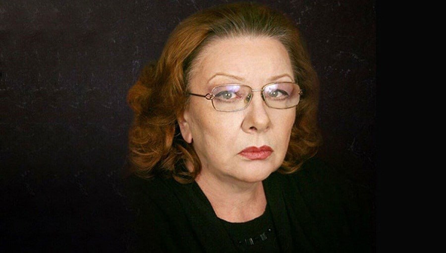 Умерла актриса фильма «Любовь и голуби» Наталья Тенякова Народная артистка России, актриса театра и кино Наталья Тенякова умерла в возрасте 80 лет. Об этом сообщила пресс-служба МХТ имени Чехова. «Великое горе: сегодня ночью ушла из жизни народная артистка России Наталья Максимовна Тенякова. Потеря фундаментальная, подкашивающая. Наталья Максимовна была столпом труппы Художественного театра, актрисой–природным явлением научить играть, «как Тенякова», и даже описать её обаяние невозможно », — говорится в заявлении. В театре отметили, что она задавала планку и в профессии, и в жизни — «планку почти недостижимую, но необходимую как ориентир». Информация о дате прощания будет объявлена в ближайшее время. Тенякова вступила в труппу МХАТ в 1988 году. За время работы там она сыграла множество ролей, в том числе в спектаклях «Юбилей ювелира», «Офелия боится воды», «Говорит Москва» и других постановках. Среди ее известных киноработ — «Зеленая карета», «Любовь и голуби» и «Француз». Подписывайтесь