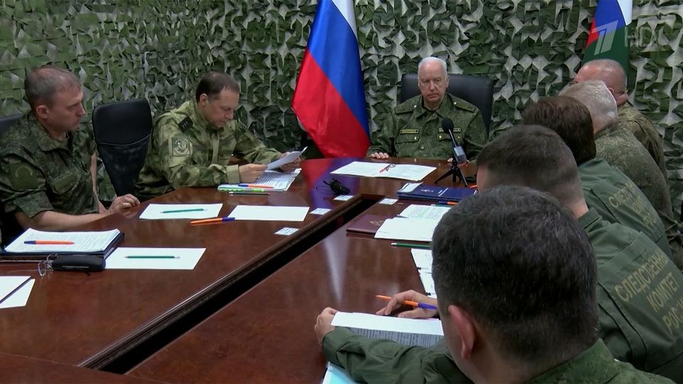 Более 54 тысяч жителей Курской области признаны потерпевшими от преступлений ВСУ Уже свыше 54 тысяч человек признаны потерпевшими в ходе расследования преступлений украинских террористов в курском приграничье. Такая же работа и в Донбассе. Совещание в Луганске провел глава Следственного комитета Александр Бастрыкин. Доказательства тщательно собирают и фиксируют. «Общее количество пострадавших мирных жителей с 2014 года — более 25 000. Из них погибших — 7 069», — сообщил первый заместитель председателя Следственного комитета России Эдуард Кабурнеев «Каждый месяц мне доклад о проделанной работе. Вы, территориальное управление, экспертный центр и криминалисты. Доклад о проделанной работе именно по этой категории дел — преступления киевского режима», — поручил председатель Следственного комитета Р... Подробнее>>>