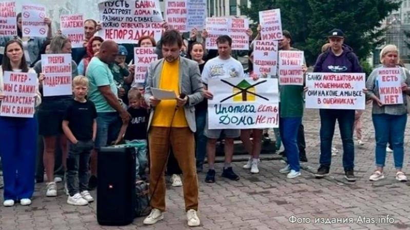 Вместо домов — сваи: обманутые дольщики Новосибирска вышли на митинг против бездействия властей В центре Новосибирска прошёл митинг дольщиков, обманутых застройщиками. Более 230 семей потребовали от губернатора Андрея Травникова вмешаться и решить проблему, которая уже годами остаётся без движения, сообщает Atas info. Люди заключали договоры на строительство частных домов, вносили предоплату, но стройка, в лучшем случае, останавливалась на стадии свай, а в худшем — даже не начиналась. Среди компаний, вызвавших гнев граждан, — «Мегадом», «Биш-Хауз» и «Малоэтажная Сибирь». Последняя, по оценкам активистов, оставила без жилья тысячи человек. «Мы в полном тупике. Банки отказываются даже дать кредитные каникулы, пока ситуация не решится», — заявила участница акции Юлия Степанова. Подписаться Прислать новость