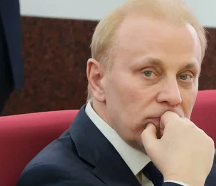 Для Бориса Баранкина запросили 7 лет тюрьмы и штраф в 800 тыс рублей Такое наказание для бывшего директора красноярского филиала ФМБА требует сторона обвинения Чиновника обвиняют в растрате более 15 млн рублей из бюджета организации Как утверждает следствие Баранкин вместе с сообщником разработал схему фиктивных поставок лекарств ФМБА заплатило компании поставщику за препараты более 15 млн рублей но до пациентов они так и не дошли На деле медикаменты закупались для нужд экс руководителя регионального филиала агентства и его жены а список поставленных средств не соответствовал фактической закупке Во время обыска на аптечном складе центра ФМБА правоохранители изъяли свыше 1 5 тыс упаковок седативных болеутоляющих успокоительных и косметологических препаратов а также средств для похудения Обвиняемые свою вину не признают Для предполагаемого подельника Баранкина из фирмы поставщика обвинение запросило четыре года лишения свободы условно Следующее заседание намечено на 15 сентября В марте защита Баранкина пыталась добиться отмены ареста своего подзащитного по состоянию здоровья в октябре 2024 года ему провели стентирование сосудов сердца он также нуждается в операции на глазах без которой может полностью ослепнуть Кроме того после одного из допросов Баранкин якобы пытался покончить с собой а в СИЗО попал едва оправившись после комы Суд запрос отклонил Без рецепта