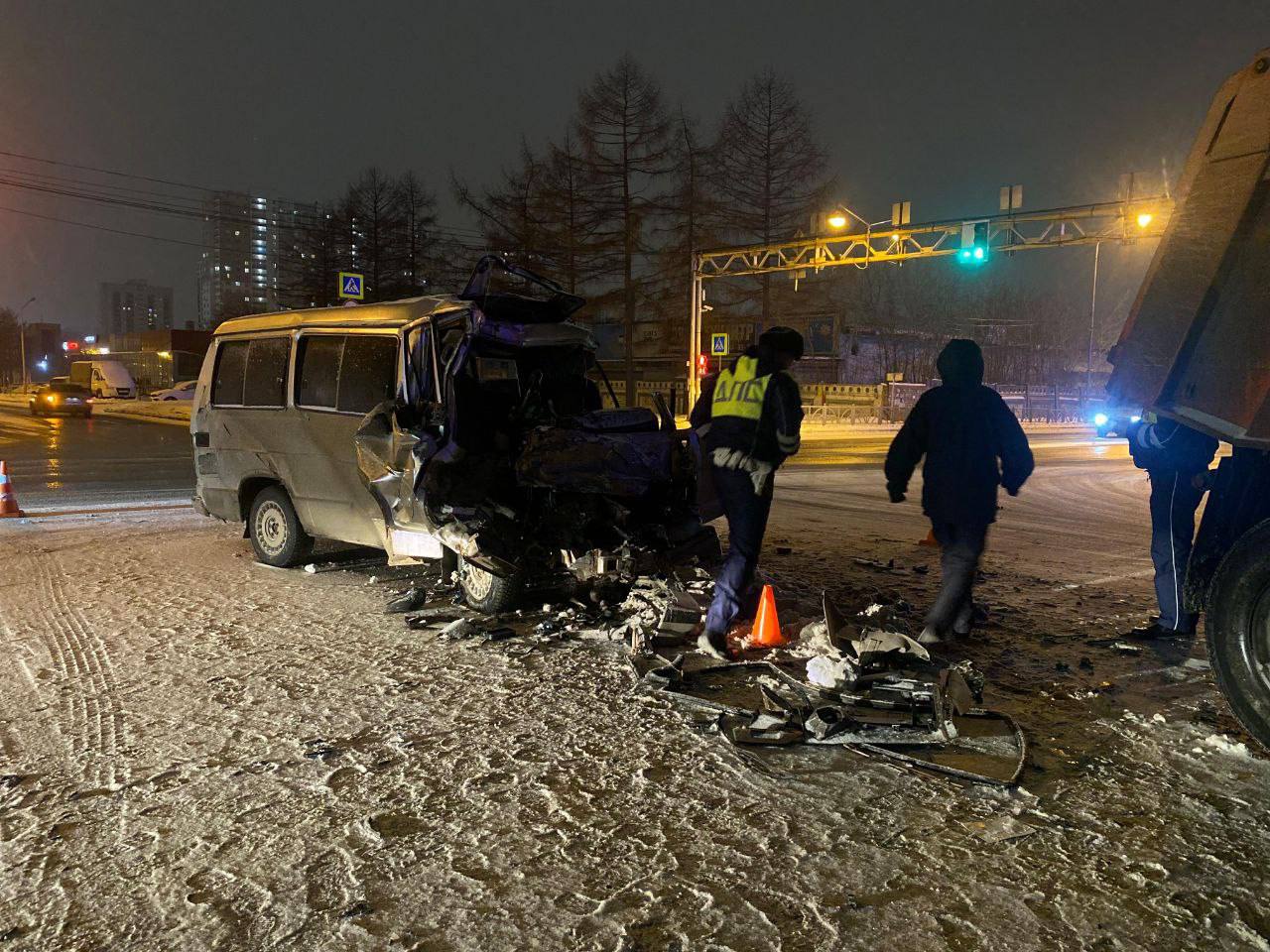 Смертельное ДТП в Екатеринбурге: грузовик не уступил дорогу, один человек погиб  Вечером 8 января на улице Фронтовых Бригад в Екатеринбурге столкнулись "КАМАЗ" и "Toyota Hiace". Водитель легковушки, 61-летний местный житель, погиб на месте, его пассажир с травмами в больнице.   Сотрудники Госавтоинспекции провели осмотр места аварии, собрали доказательства. Причины трагедии уточняются, в том числе ждут результаты судмедэкспертизы.