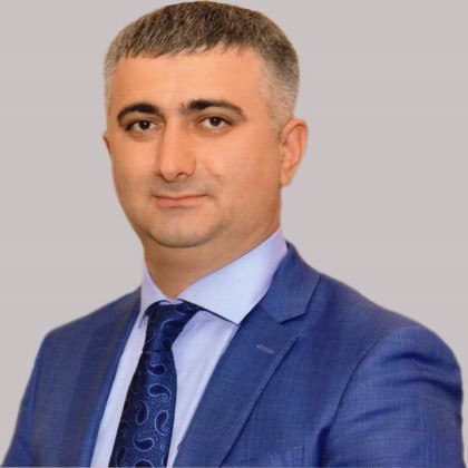 Экс директор дорожной компании получил срок за растрату имущества в Сочи В Сочи бывшего директора Дагомысского ДРСУ Сафарбия Напсо признали виновным в мошенничестве растрате и превышении полномочий Об этом сообщает объединенная пресс служба судов Краснодарского края Установлено что являясь директором ГУП КК Дагомысское ДРСУ подсудимый в составе организованной группы в которую входили другие сотрудники предприятия разработал преступный план Члены преступной группы с помощью подставных подконтрольных им юридических и физических лиц совершили хищение имущества предприятия в виде транспортных средств и другой дорожной техники на общую сумму более 45 миллионов рублей сказано в сообщении Так в 2019 году обвиняемый действуя совместно с другими лицами сфабриковал поддельные документы об оценке чтобы незаконно завладеть асфальтобетонным заводом принадлежавшим Дагомысскому ДРСУ Фактическая цена предприятия составляла более 81 миллиона рублей однако в документах сделки была указана сумма менее одного миллиона рублей От действий фигурантов завод был похищен В результате государству был нанесен ущерб превышающий 80 миллионов рублей Южная служба новостей
