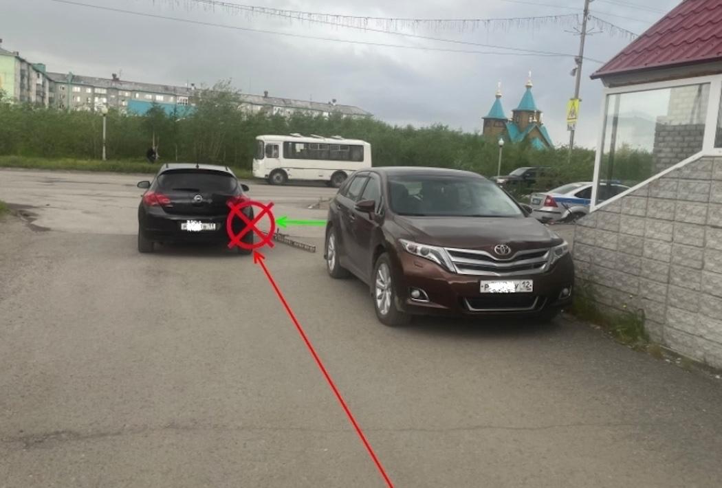 В Воркуте мальчик на велосипеде попал под машину Подросток ехал по линии тротуара.