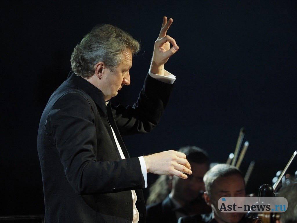 Президент России отметил худрука Астраханского театра оперы и балета Художественный руководитель и главный дирижер Астраханского государственного театра оперы и балета Валерий Воронин указом президента России удостоен почетным званием Заслуженный артист Российской Федерации Валерий Владимирович получил государственную награду за многолетнюю деятельность по развитию отечественного музыкального искусства Маэстро Воронин внес вклад в популяризацию классической музыки в нашем регионе Благодаря профессиональному мастерству таланту и энергии Валерий Воронин за 15 лет сформировал один из самых сильных и успешно развивающихся музыкальных театров страны AST NEWS ru поздравляет Валерия Воронина с признанием его достижений и желает дальнейших достижений и процветания возглавляемому им коллективу