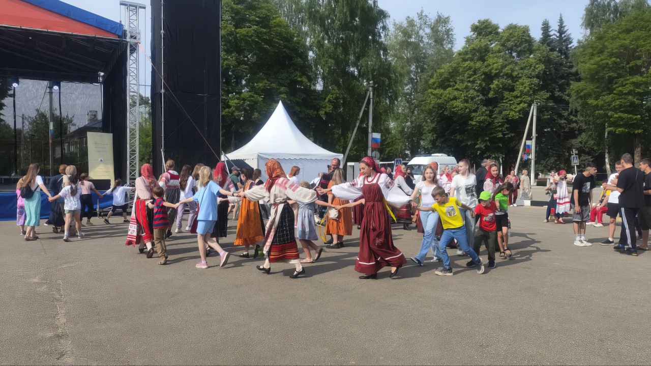 Фестиваль ДаргоФест пройдет в Арсеньево В поселке Арсеньево Тульской области 14 сентября состоится II фестиваль искусств ДаргоФест посвященный композитору Александру Даргомыжскому Мероприятие пройдет при поддержке правительства региона в ходе проекта Музейное лето в Туле В 13 00 выступят гармонисты из колледжа имени Даргомыжского В 13 30 фольклорные ансамбли Сашенька и Благодать представят программу Поляна песен Официальное открытие начнется в 14 00 после чего духовой оркестр колледжа исполнит произведения на главной сцене В 15 00 студенты колледжа и солист театра Новая Опера Анджей Белецкий покажут музыкально сценическую композицию о жизни и творчестве композитора Завершит фестиваль эстрадно джазовый коллектив ДарХор Возрастное ограничение 6