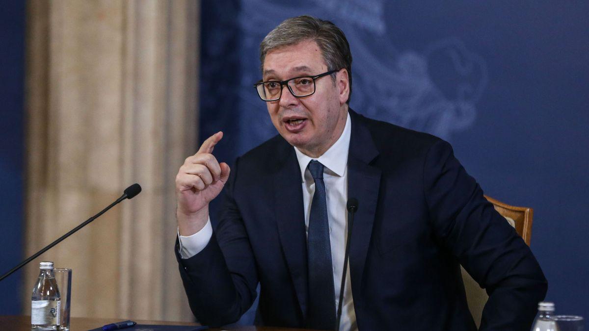 В Сербии задержаны двое подозреваемых в подготовке покушения на Александра Вучича В городе Кралево арестованы двое мужчин 1975 и 1983 г р которые по версии следствия планировали убийство президента Александра Вучича и членов его семьи в период с декабря 2025 по февраль 2026 года Дело передано в высшую прокуратуру Информации об изъятии оружия нет Сообщения о готовящихся покушениях на Вучича поступают регулярно но с 2012 года ни одно дело о вооруженном нападении на главу государства не доведено до конца Сербия Подписаться на Pravda ru