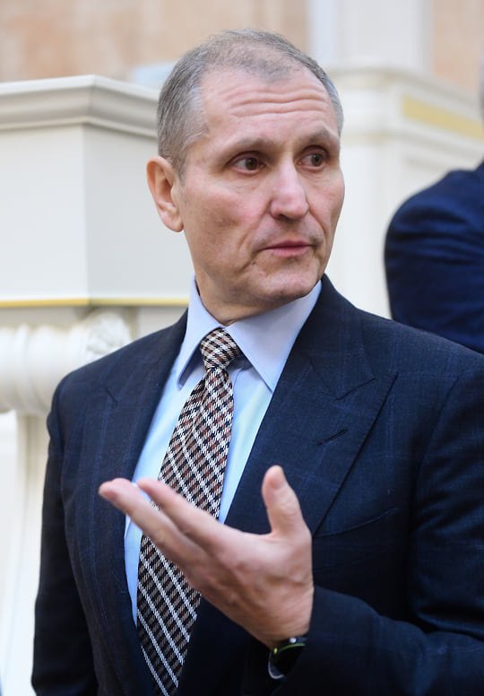 Бывший вице губернатор Петербурга Евгений Елин стал заместителем директора Мариинки Бывший вице губернатор Санкт Петербурга Евгений Елин назначен первым заместителем художественного руководителя и директора Мариинского театра Валерия Гергиева Информация об этом появилась на сайте театра 26 сентября Господин Елин начал работу в правительстве Петербурга в 2009 году В 2012 году он стал вице губернатором Ленобласти а в 2013 году заместителем министра экономического развития РФ В январе 2019 года Елин вернулся в Петербург на пост вице губернатора В феврале 2021 года он перешел в S7 Group возглавив космическое направление холдинга В прошлом году стало известно что Евгений Елин продал свою долю 17 в ООО ПромСистемы петербургскому АО Инженерный центр судостроения Фото Александр Коряков Коммерсантъ kommersant spb