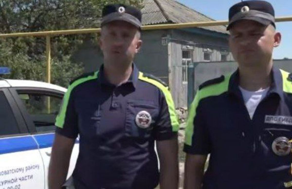 Воронежские гаишники спасли пенсионера из горящего дома Ещё до приезда пожарных автоинспекторы принялись подручными средствами тушить пламя. ↗ Прислать новость Подписаться