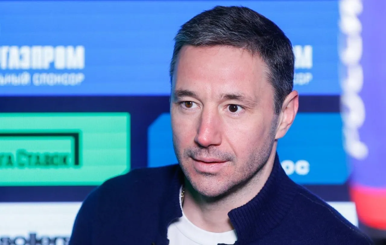 Ковальчук возглавил хоккейный клуб Шанхай Дрэгонс Олимпийский чемпион трехкратный обладатель Кубка Гагарина Илья Ковальчук стал президентом китайского клуба Континентальной хоккейной лиги КХЛ Шанхай Дрэгонс Ковальчуку 43 года он становился чемпионом мира в 2008 и 2009 годах На Олимпиаде 2018 года в Пхёнчхане стал лучшим снайпером турнира В 2022 году Ковальчук возглавлял сборную России по хоккею на Олимпийских играх в Пекине Генерального менеджера клуба Игоря Варицкого сменил еще один бывший хоккеист Евгений Артюхин После игровой карьеры он работал скаутом клуба Национальной хоккейной лиги НХЛ Вегас Мы будем делать боевую конкурентоспособную команду способную биться с топ клубами и бороться за кубок Это наша основная цель заявил Артюхин В текущем сезоне Шанхай занял девятое место в Западной конференции не сумев выйти в плей офф Китайский клуб Куньлунь Ред Стар был создан в 2016 году сначала базировался в Пекине потом в Мытищах Летом 2025 года он переехал на СКА Арену в Санкт Петербург В августе команда сменила название на Шанхай Дрэгонс В предстоящем сезоне в планах КХЛ проведение восьми игр в Китае   Новости Китая ЭКД