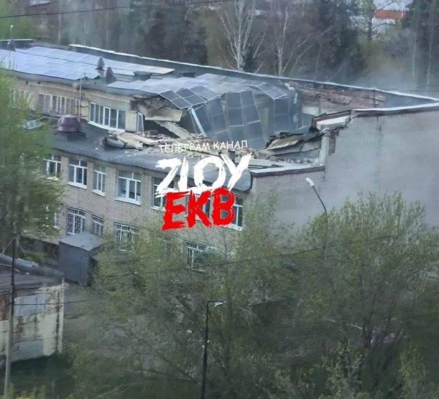 Кровля спортзала учебного заведения частично обрушилась в Екатеринбурге Речь идёт об Уральском колледже технологий и предпринимательства Источник в экстренных службах уточнил RT что обошлось без пострадавших Подпишись RogandarNEWs Мы в MAX