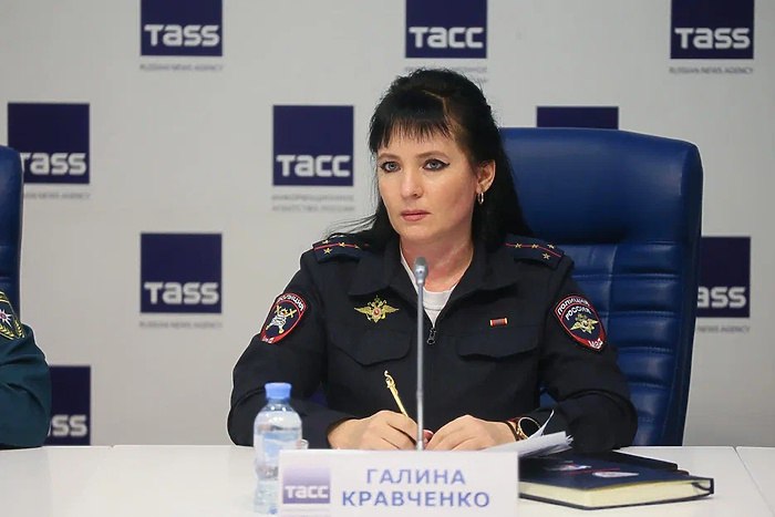 Число погибших на дорогах Свердловской области в новогодние праздники назвали в Госавтоинспекции Госавтоинспекция Свердловской области в первый рабочий день подвела итоги своей работы за самые длительные новогодние выходные в истории России Ежесуточно безопасность дорожного движения обеспечивали около 400 сотрудников ДПС сообщила руководитель отделения пропаганды безопасности дорожного движения капитан полиции Галина Кравченко В пиковые дни группировка сил госавтоинспекторов усиливалась дополнительно Ежедневно формировалось порядка 15 дополнительных нарядов особое внимание уделялось транспортному потоку на подъездах к Екатеринбургу За отчетный период зарегистрировано 1014 ДТП в том числе 46 с пострадавшими В результате аварий 8 человек погибли 56 взрослых и 8 детей получили травмы uralweb ru