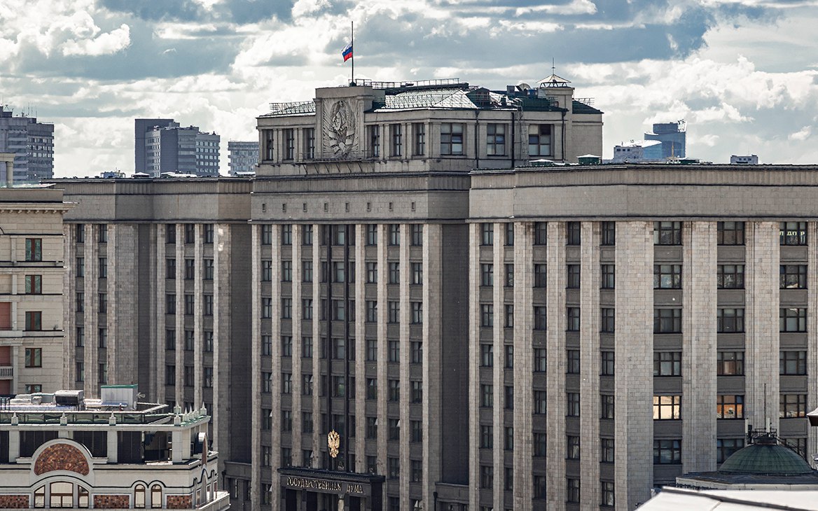 Государственная Дума приняла во втором и третьем чтениях закон расширяющий контроль за деятельностью кредиторов и направленный на защиту прав граждан при возврате задолженности Кредитные и микрофинансовые организации теперь обязаны представлять Федеральной службе судебных приставов отчеты о работе с просроченной задолженностью в том числе в электронной форме Ранее такая обязанность распространялась только на профессиональных коллекторов Порядок и форму отчетности установит Банк России Закон позволит повысить прозрачность взыскательной деятельности снизить число нарушений и укрепить защиту граждан от недобросовестных практик кредиторов Подписывайтесь на мой канал в МАХ Депутат Государственной Думы РФ Водолацкий В П