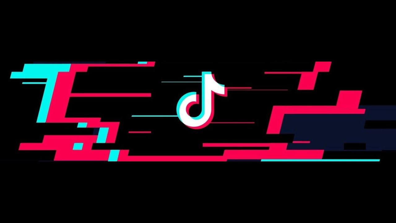 Еврокомиссия обвиняет TikTok в нарушении закона о цифровых услугах: возможны штрафы до 6% от глобального оборота Еврокомиссия предъявила обвинения TikTok в нарушении Закона ЕС о цифровых услугах DSA Европейская комиссия сообщила, что TikTok не выполняет обязательства по обеспечению прозрачности рекламы на своей платформе. По данным расследования, компания не предоставляет необходимую информацию о содержании рекламы, целевой аудитории и рекламодателях. TikTok должен предоставить письменные объяснения по этим претензиям. В противном случае Еврокомиссия может наложить штраф до 6% от общемирового оборота компании. Расследование продолжается, и TikTok обязан сотрудничать с регулятором для устранения выявленных нарушений.