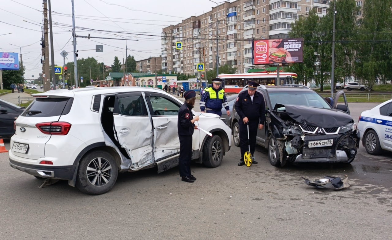 В ДТП на перекрестке улицы Юности и Ленинградского проспекта пострадали три человека. Дорожная авария произошла 25 июля около 17:00, передает отдел ГАИ по Нижнему Тагилу. Инспекторы ДПС выяснили, что 53-летний водитель на автомобиле Chery Tiggo ехал по улице Юности со стороны улицы Алтайская. При повороте налево на Ленинградский проспект он не пропустил встречный Mitsubishi Outlander. В ДТП травмировались два пассажира «китайца» и один пассажир из салона «японца». Всем потребовалась госпитализация. Этот перекресток – один из самых аварийных в городе. ДТП здесь случаются каждый сезон несмотря на камеры, фиксирующие нарушения ПДД. В ГАИ добавили, что на водителя Chery Tiggo составили протоколы за нарушение правил проезда перекрестка и причинение вреда здоровью потерпевшим. Владелец машины рассказал инспекторам, что не заметил приближающийся автомобиль. Фото: Госавтоинспекция