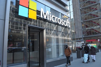 Microsoft обвинили в шантаже на фоне окончания поддержки Windows 10 Корпорацию Microsoft обвинили в создании недобросовестной рекламы, связанной с окончанием поддержки операционной системы ОС Windows 10. На это обратило внимание издание BetaNews. 3 июня американская фирма выпустила ролик, в котором рассказывала о преимуществах новых персональных компьютеров с предустановленной ОС Windows 11. В рамках видео в Microsoft напомнили, что срок поддержки Windows 10 истекает 14 октября 2025 года, и после этого пользоваться ОС будет небезопасно. «Оставайся на правильной стороне риска», — озаглавили рекламу в компании. Журналисты BetaNews заметили, что ролик, который за трое суток посмотрели больше 10 тысяч раз, собрал негативную реакцию сообщества. Пользователи Windows обвинили Microsoft в шантаже — по их мнению, фирма не должна запугивать своих клиентов и одновременно продвигать новое оборудование.