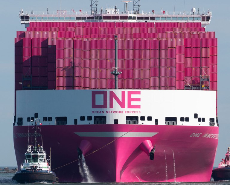Контейнеровоз ONE INNOVATION Length Beam 400 61 m Year of Build 2023 вместимость 24136 TEU новый мировой рекордсмен по кол ву ТЕУ на борту После выхода из Сингапура на борту находится 22233 TEU Судно сейчас держит путь из Сингапура в Феликстоу огибая юг Африки через Мыс Доброй Надежды