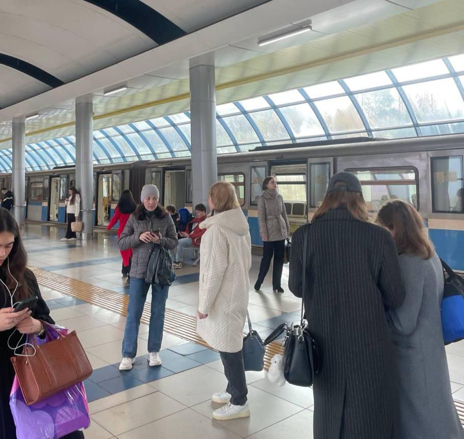 Прямо сейчас в метро Казани массовый сбой поезда едут только в сторону Горок Предварительно все из за отсутствия напряжения пишут читатели в бота kazan