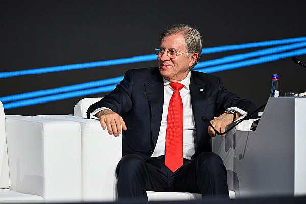 Виталий Савельев около 50 пассажиропотока из авиации перейдет на ВСМ Москва Петербург После запуска движения по высокоскоростной железнодорожной магистрали ВСМ Москва Санкт Петербург авиация немного уйдет на второй план около 3 5 млн авиапассажиров могут перейти на ВСМ заявил вице премьер РФ Виталий Савельев в ходе выступления на форуме Транспортная неделя Об этом сообщает ТАСС Немного будет сдвигать авиацию на второй план Мы предполагаем что около 3 5 млн 45 48 потока из авиации перейдет именно на высокоскоростную магистраль сказал он Потребность в авиарейсах прим ТАСС конечно сохранится Мы оцениваем что потери будут примерно половина пассажиропотока которая перейдет на ВСМ уточнил вице премьер aviaru net n289958