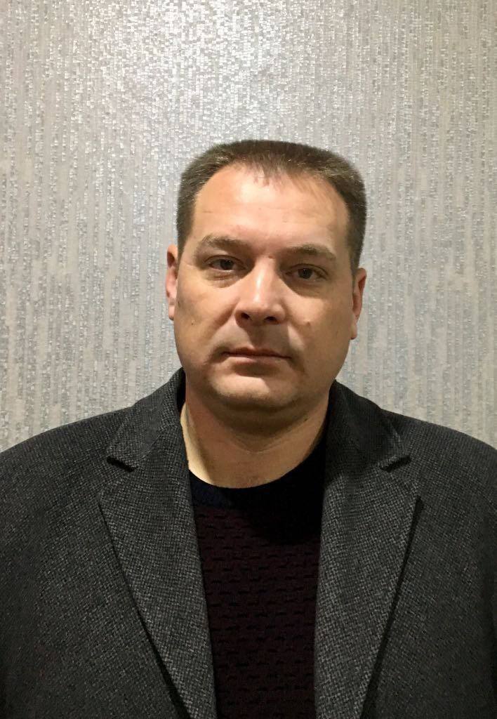 Депутата Единой России Виталия Капустина нашли повешенным со связанными руками на дереве в Краснодарском крае Он также был директором строительной компании Кубаньспецстрой с выручкой почти 1 млрд рублей в 2024 году