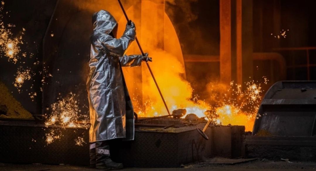 Thyssenkrupp-Stahl хочет сократить 11 тысяч рабочих мест.   Крупнейшая сталелитейная компания Германии Thyssenkrupp Steel Europe AG планирует в ближайшие годы сократить 11 тысяч рабочих мест. Ожидается, что количество рабочих мест сократится с нынешних 27 000 до 16 000.   Также производственные мощности будут сокращены с нынешних 11,5 млн тонн в год до 8,7-9,0 тонн. Последнее время падает спрос на сталь на международном рынке.  НАШИ РЕСУРСЫ:   Telegram   Tik-tok   YouTube   RUTUBE