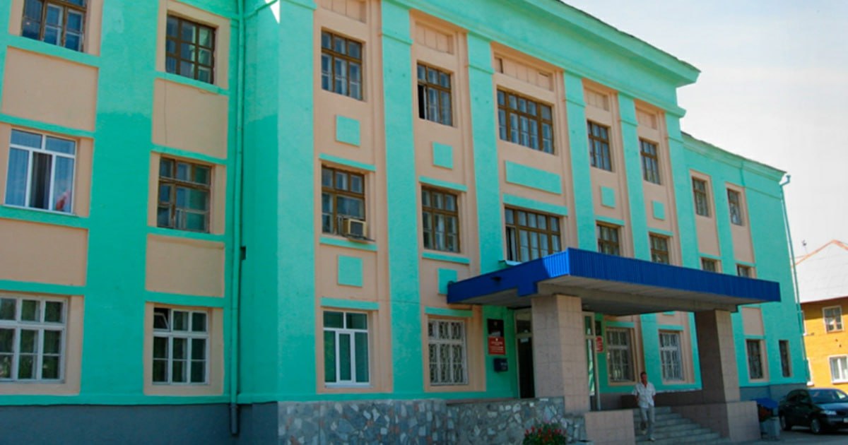 Подозревают в злоупотреблении властью ФСБ задержала бывшего гендира и его зама оборонного завода «Авангард» в Стерлитамаке Башкирия . Следователи считают, что директор завода и его зам подделали документы: написали, что подрядчик выполнил работы на 50,8 млн рублей без нарушений. На самом деле подрядчик не закончил работу, и контракт с ним пришлось расторгнуть. Кроме того, замдиректора завода потребовал у одного из бизнесменов взятку в 120 млн рублей. Взамен пообещал помочь выиграть тендер. После этого с компанией предпринимателя заключили контракты на поставку оборудования для завода почти на 2 миллиарда рублей. Федеральное казенное предприятие «Авангард» было создано в 1991 году. Завод работает в Стерлитамаке с 1943 года. Это единственное предприятие в республике, которое занимается расснаряжением боеприпасов и производством промышленных взрывчатых веществ. Версия