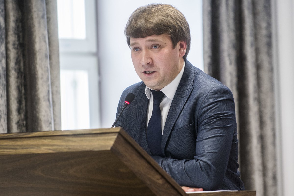 Задержан экс замглавы Движения первых выходец из Казани Марат Закиров По данным источников БИЗНЕС Online его подозревают в мошенничестве Фабула дела не раскрывается однако известно что расследованием занимаются следственные органы ФСБ России Источники уточняют что мера пресечения уже избрана но в судах общей юрисдикции Москвы материалов об аресте фигуранта с таким именем в открытом доступе нет Закиров возглавлял Дирекцию парков и скверов в 2018 году в 2020 м стал депутатом Казгордумы а в 2021 м руководителем администрации Вахитовского и Приволжского районов Казани В 2022 году он переехал в Москву и занял должность в руководстве Движения первых однако сейчас его имя на сайте организации среди заместителей не значится ℹ Подпишитесь на БИЗНЕС Online