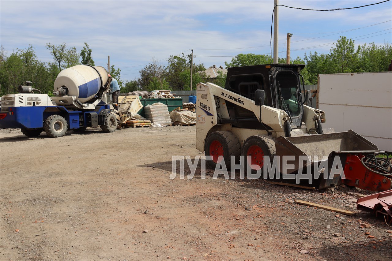В Свердловске подрядчики из шефа-региона Красноярского края в рамках масштабной Программы социально-экономического развития ЛНР строят девятиэтажный дом Это первое такое строительство за многие годы. Квартиры здесь будут приобретаться в ипотеку, первый этаж распланирован для использования в коммерческих целях. Многоэтажка в кв. Центральный растет буквально на глазах, становится все выше и выше. Руководитель проектного направления компании «СТМ» Владимир Лахтин рассказал «ВД», что сейчас работы выполняются на первой секции, возводится восьмой этаж, на второй секции закончили седьмой, производится кирпичная кладка, устройство монолитных участков. «Ребята готовят закладные детали, арматуру, укладочную сетку. Работы идут в хорошем темпе, с выработкой в день порядка 30-35 куб. м кирпича, в ближайшее время планируем закончить работы по укладке и переходить к отделке. Это будет так называемый белый куб, стены будут подготовлены либо под покраску, либо под обои, как собственник сам определит. Ребята работают с семи часов утра до семи часов вечера. С доставкой материалов проблем нет, все поступает вовремя, иначе мы бы не смогли строить такими темпами», – сообщил Владимир Евгеньевич. Вконтакте Одноклаcсники